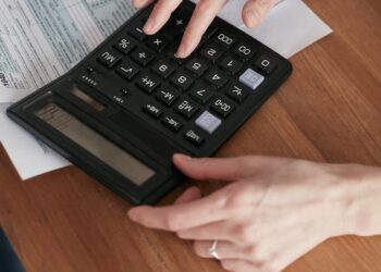 7 Effective Strategies on How to Save Money on a Low Income