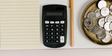 5 Essential Strategies on How to Avoid Debt Traps in Your 30s